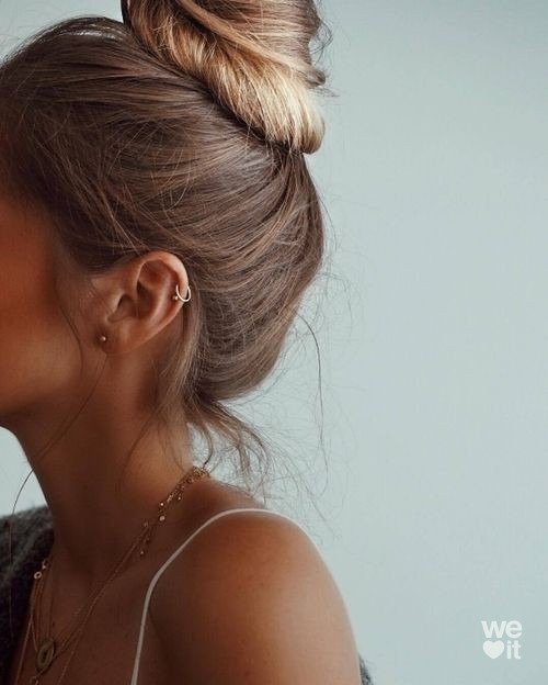 30+ messy bun hairstyles that are easy to do