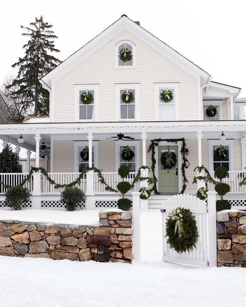 The best Christmas outdoor decor ideas, Christmas porch ideas, Christmas light ideas, and more for outdoor decor