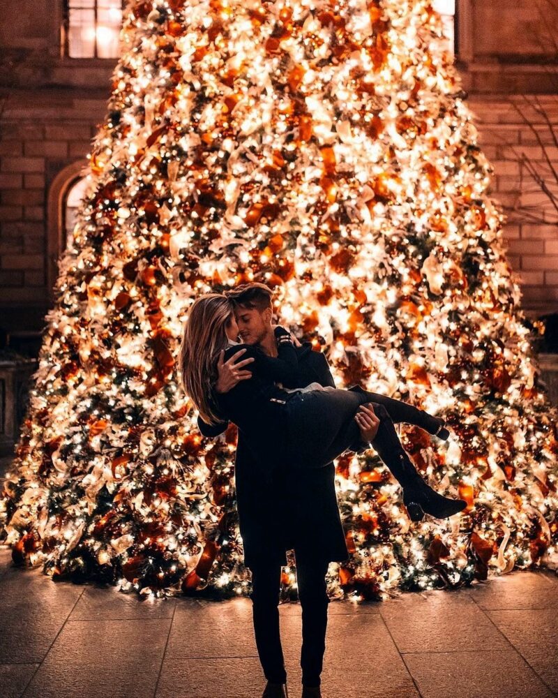 20 Cute Christmas Photo Ideas for Couples to Show Love! - Praise Wedding