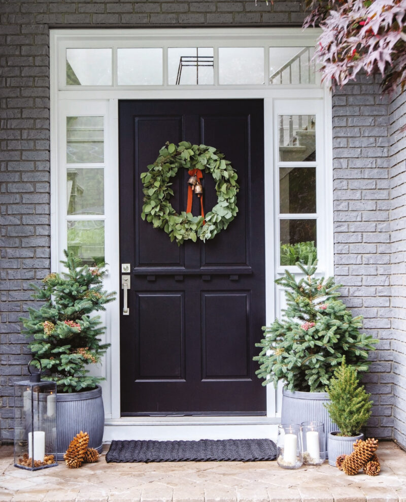 The best Christmas outdoor decor ideas, Christmas porch ideas, Christmas light ideas, and more for outdoor decor