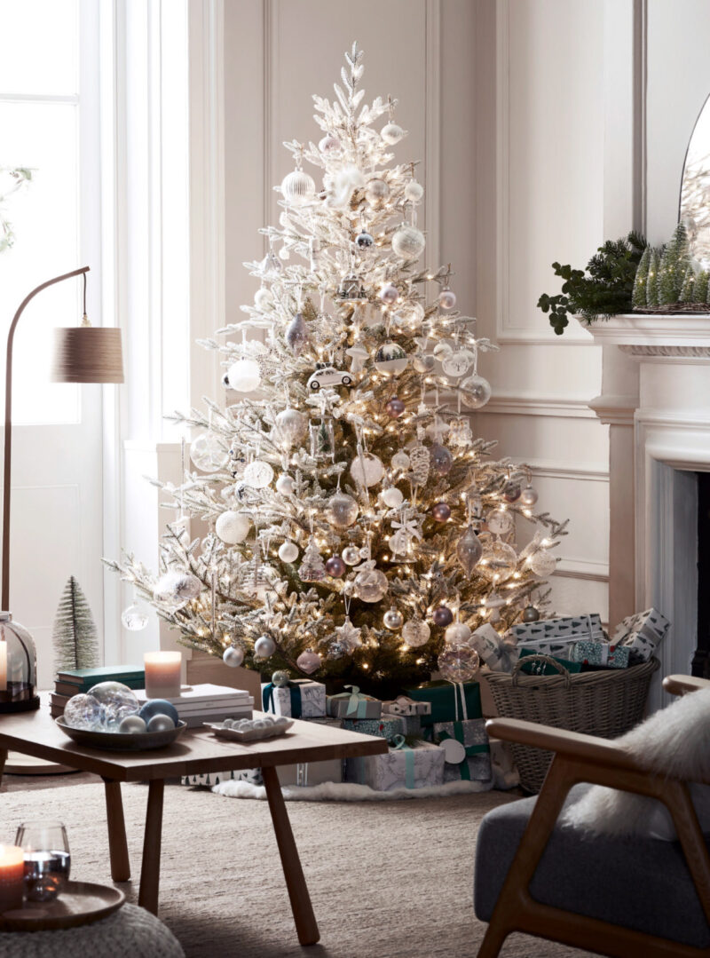 The best Christmas living room deoc ideas and Christmas living room deocrations for this year