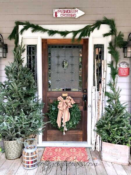 The best Christmas outdoor decor ideas, Christmas porch ideas, Christmas light ideas, and more for outdoor decor