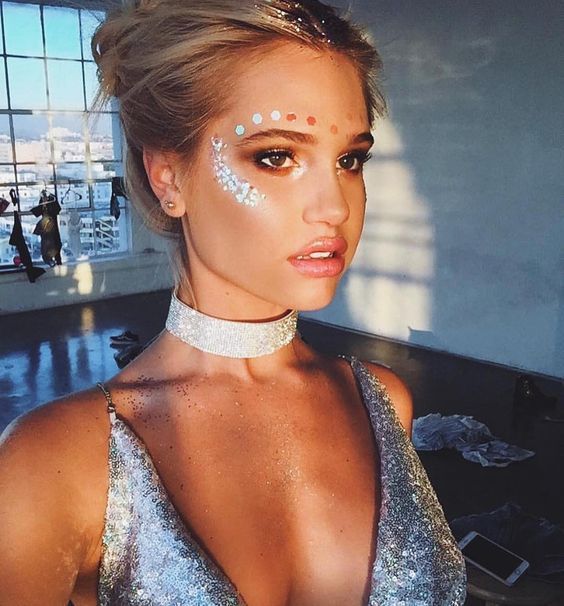 Glitz up for your next concert with these rhinestone makeup looks -  GirlsLife