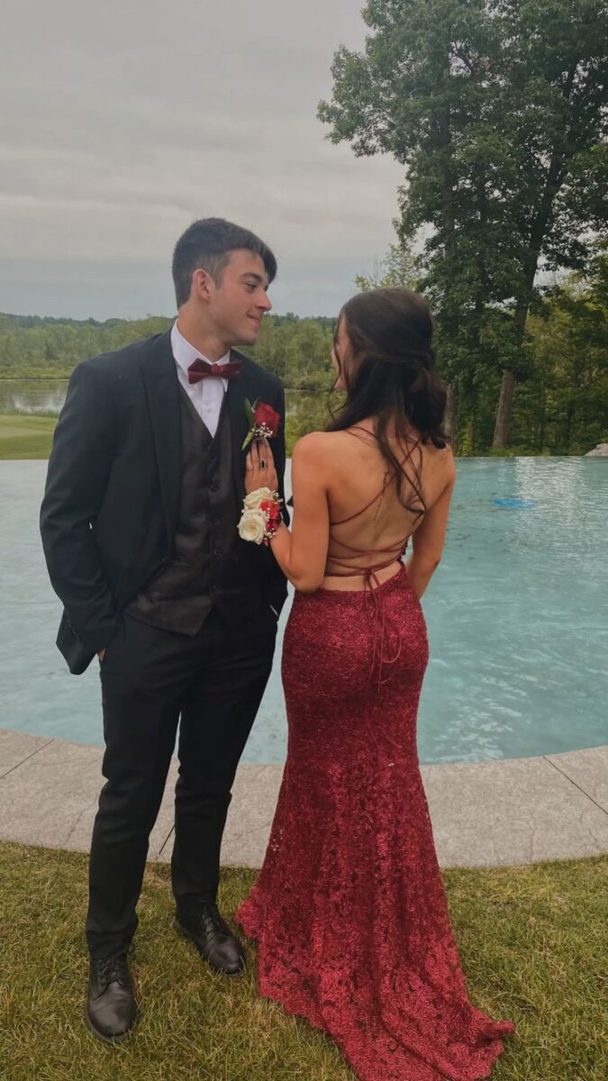 17 Prom Photo Poses to Take on The Big Day