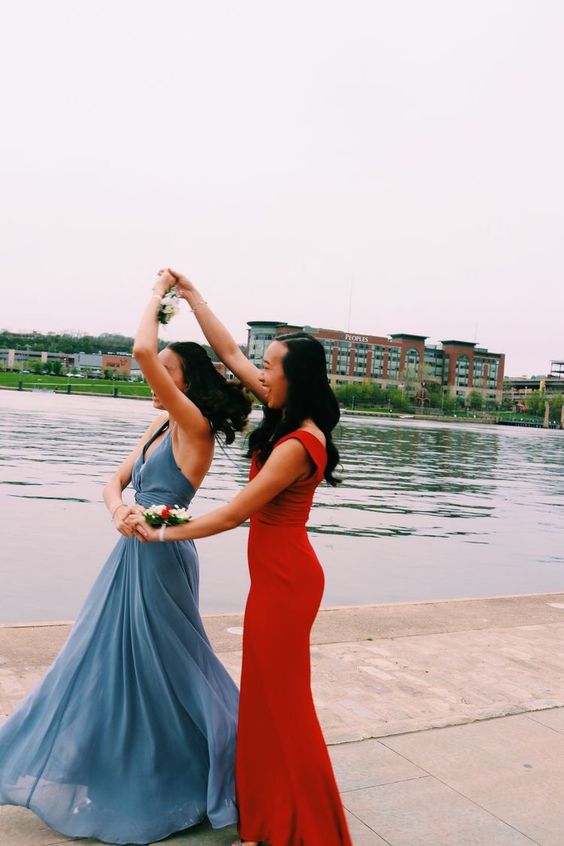 The coolest prom poses to copy for this prom season, including prom poses for couples, prom poses for friends, and solo prom poses for photos/pictures