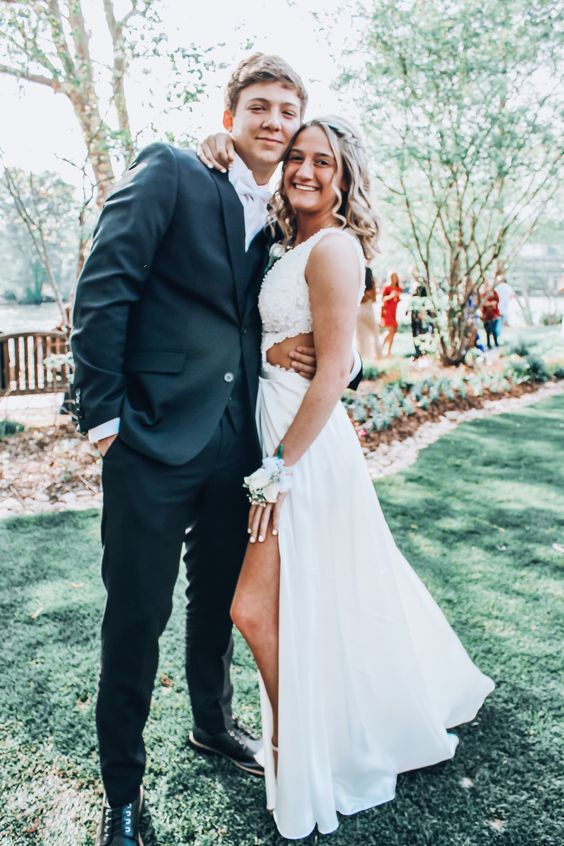 The coolest prom poses to copy for this prom season, including prom poses for couples, prom poses for friends, and solo prom poses for photos/pictures