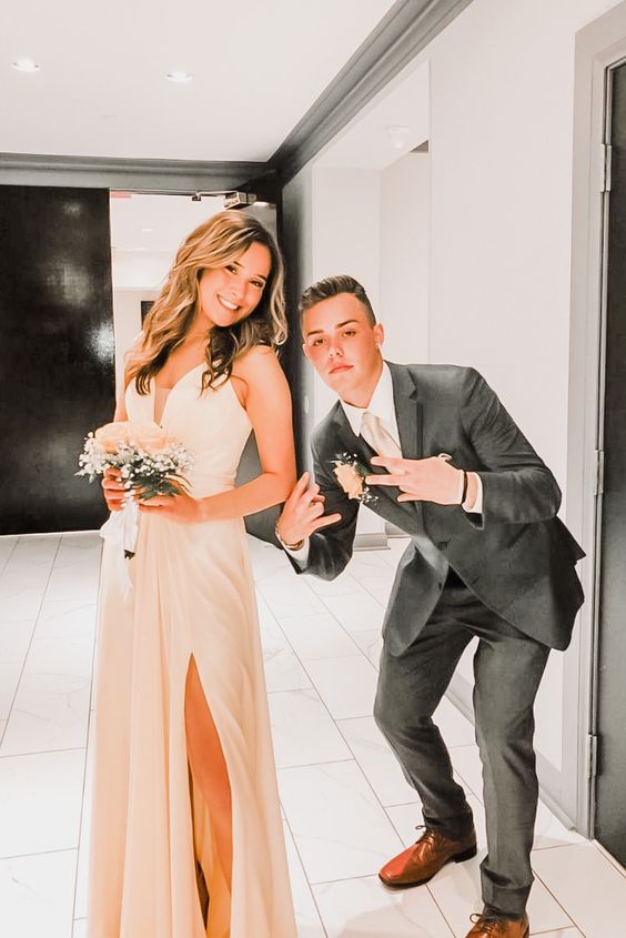 50+ Prom Poses To Copy For The Perfect Photos