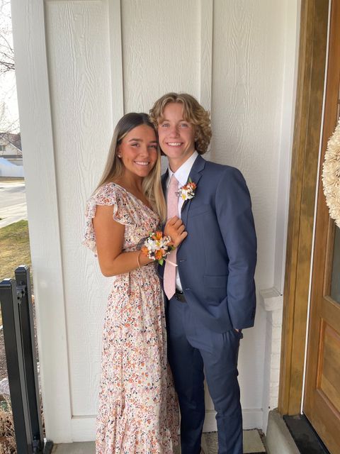 The coolest prom poses to copy for this prom season, including prom poses for couples, prom poses for friends, and solo prom poses for photos/pictures