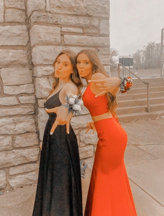 20 Best Prom Poses - Creative Ideas For Prom Pictures With Your Besties