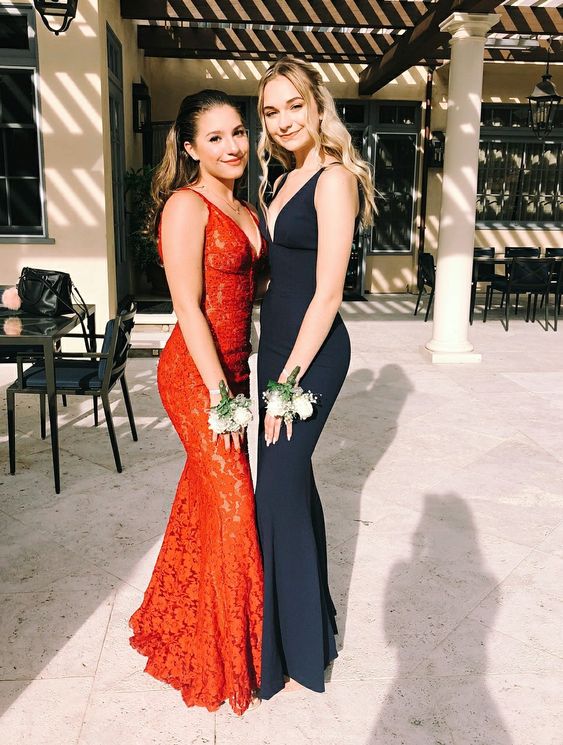 The coolest prom poses to copy for this prom season, including prom poses for couples, prom poses for friends, and solo prom poses for photos/pictures