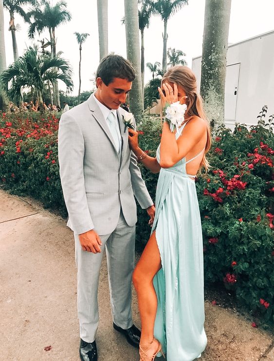 20 Best Prom Poses - Creative Ideas For Prom Pictures With Your Besties