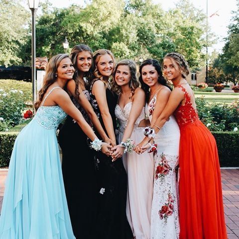 20 Best Prom Poses - Creative Ideas For Prom Pictures With Your Besties