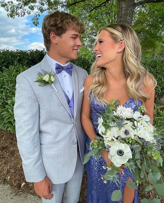 The coolest prom poses to copy for this prom season, including prom poses for couples, prom poses for friends, and solo prom poses for photos/pictures