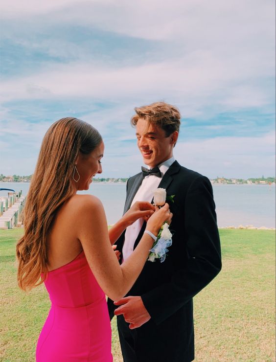 The coolest prom poses to copy for this prom season, including prom poses for couples, prom poses for friends, and solo prom poses for photos/pictures