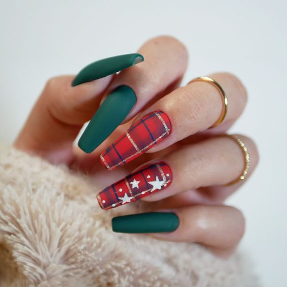 The best red and green nails and red and green nail designs for Christmas to copy | Christmas nails that are trending this year