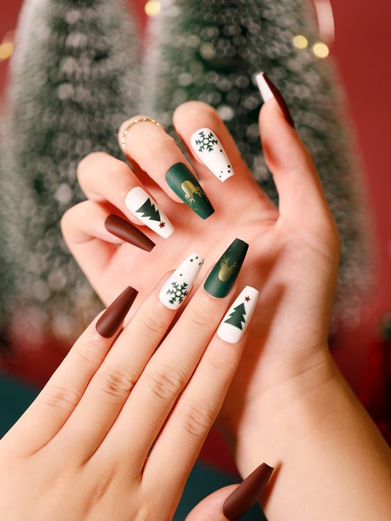 The best red and green nails and red and green nail designs for Christmas to copy