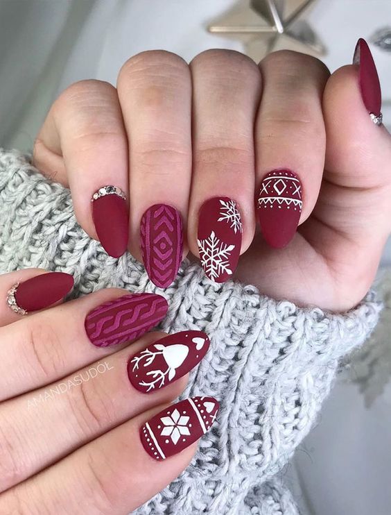 The best red and green nails and red and green nail designs for Christmas to copy | Christmas nails that are trending this year