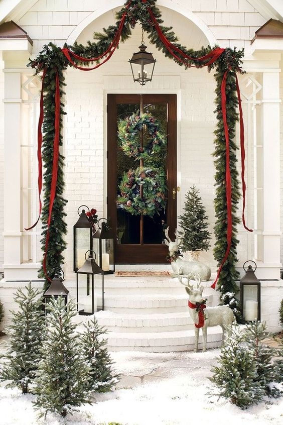 45+ Chic Christmas Door Decorations To Try This Year For A Festive Look