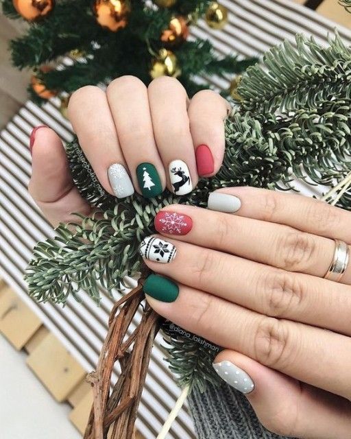 The best red and green nails and red and green nail designs for Christmas to copy | Christmas nails that are trending this year