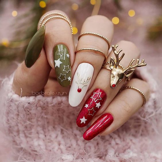 The best red and green nails and red and green nail designs for Christmas to copy | Christmas nails that are trending this year