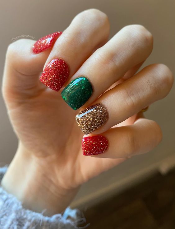 The best red and green nails and red and green nail designs for Christmas to copy