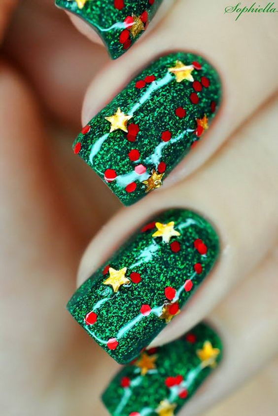 The best red and green nails and red and green nail designs for Christmas to copy | Christmas nails that are trending this year