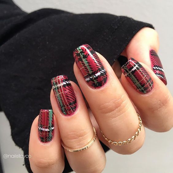 The best red and green nails and red and green nail designs for Christmas to copy | Christmas nails that are trending this year
