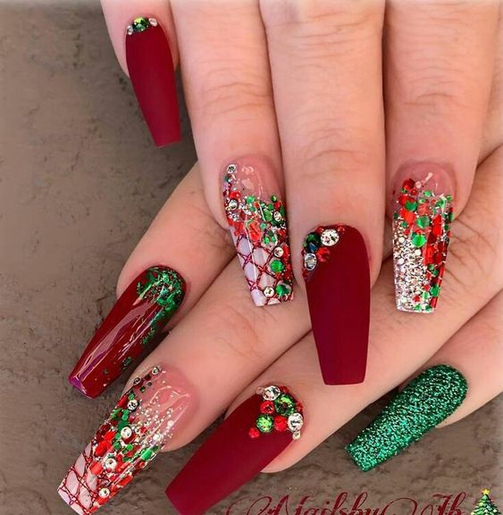 The best red and green nails and red and green nail designs for Christmas to copy | Christmas nails that are trending this year