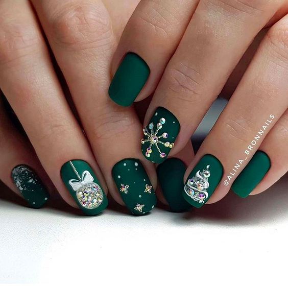 The best red and green nails and red and green nail designs for Christmas to copy | Christmas nails that are trending this year