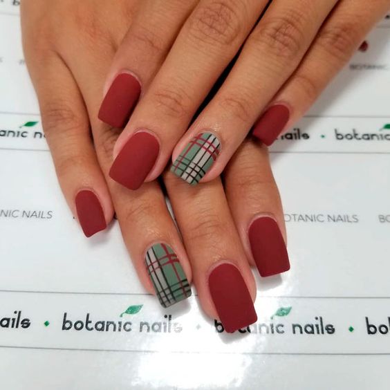 The best red and green nails and red and green nail designs for Christmas to copy | Christmas nails that are trending this year