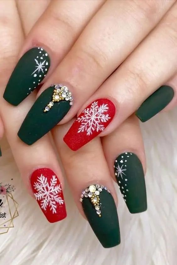 The best red and green nails and red and green nail designs for Christmas to copy
