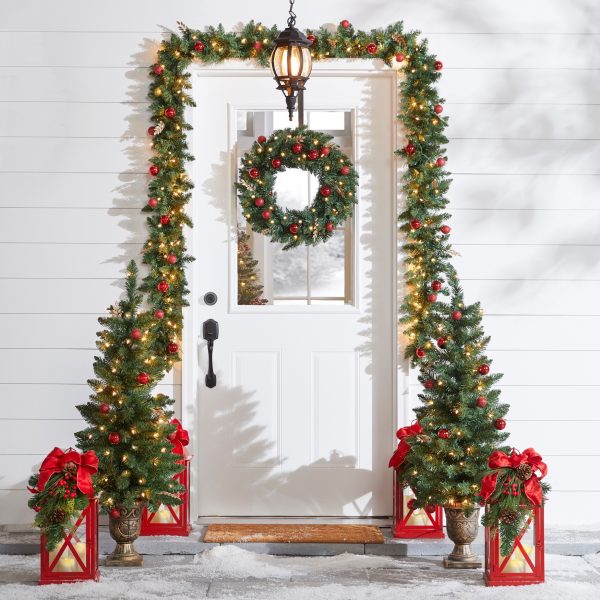 45+ Chic Christmas Door Decorations To Try This Year For A Festive Look