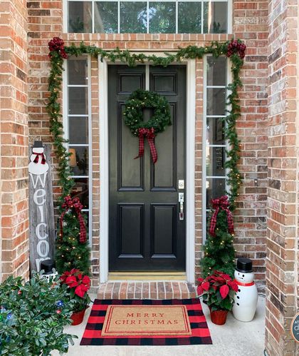 45+ Chic Christmas Door Decorations To Try This Year For A Festive Look