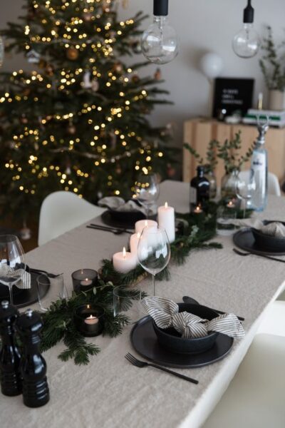 40+ Gorgeous Christmas Table Setting & Table Decoration Ideas To Try