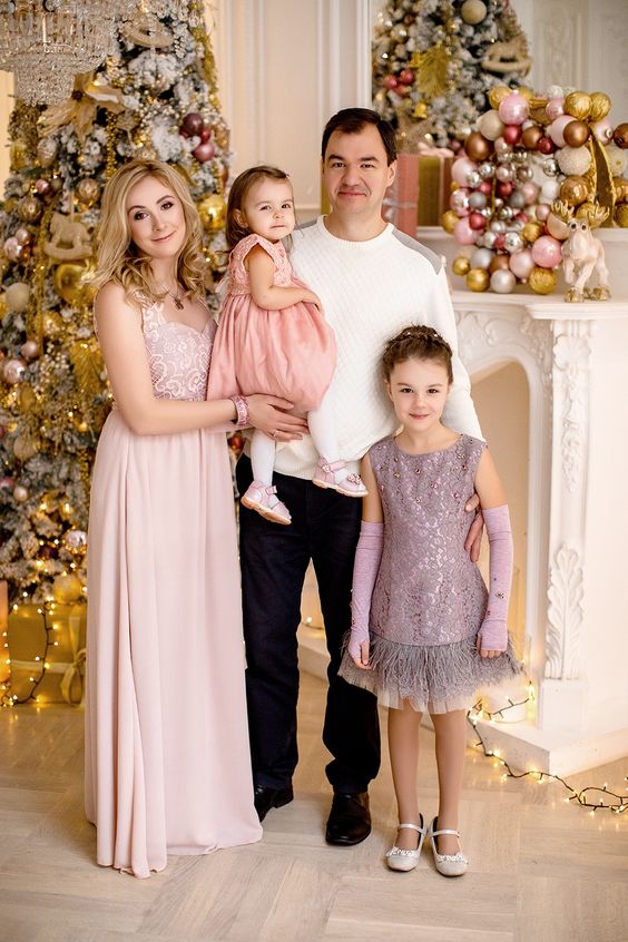 Family photoshoot outfit ideas for Christmas