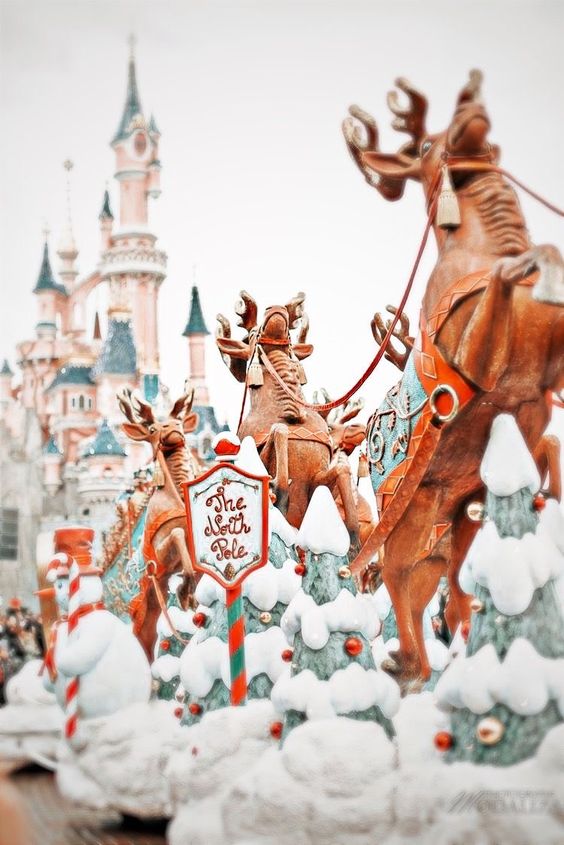 The best Disney Christmas wallpaper backgrounds for your iPhone