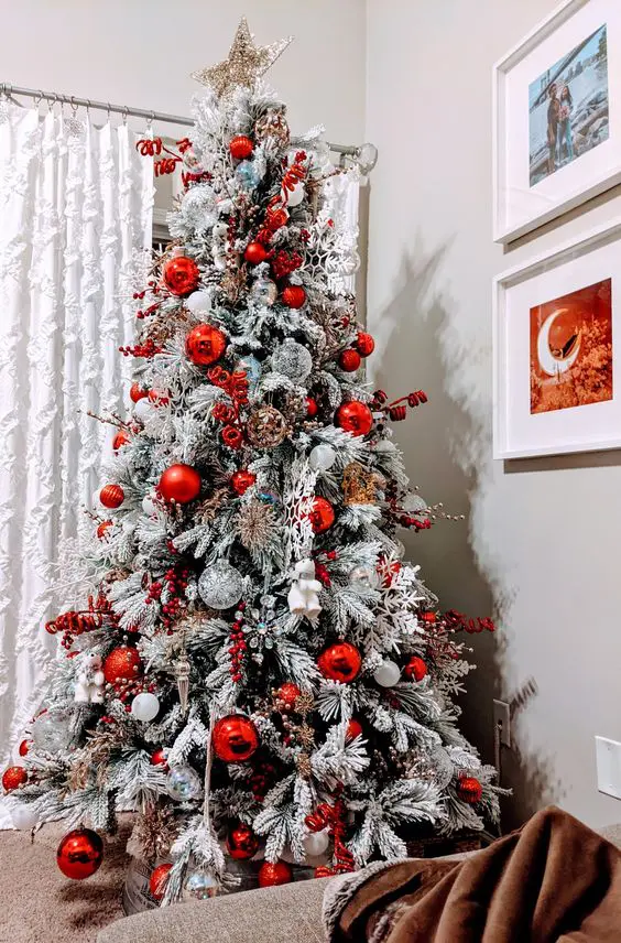 Elegant Red and White Christmas Tree