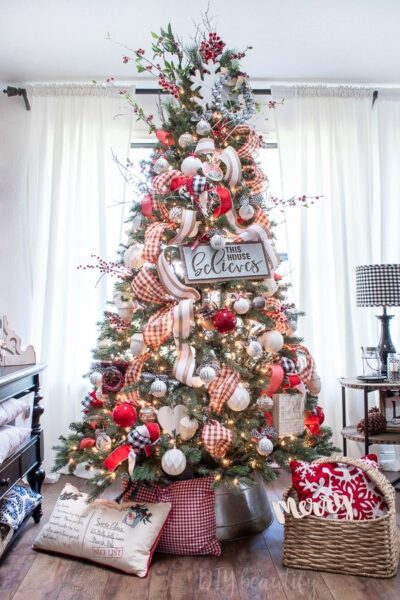 40+ Stunning Farmhouse Christmas Trees To Emulate In 2022