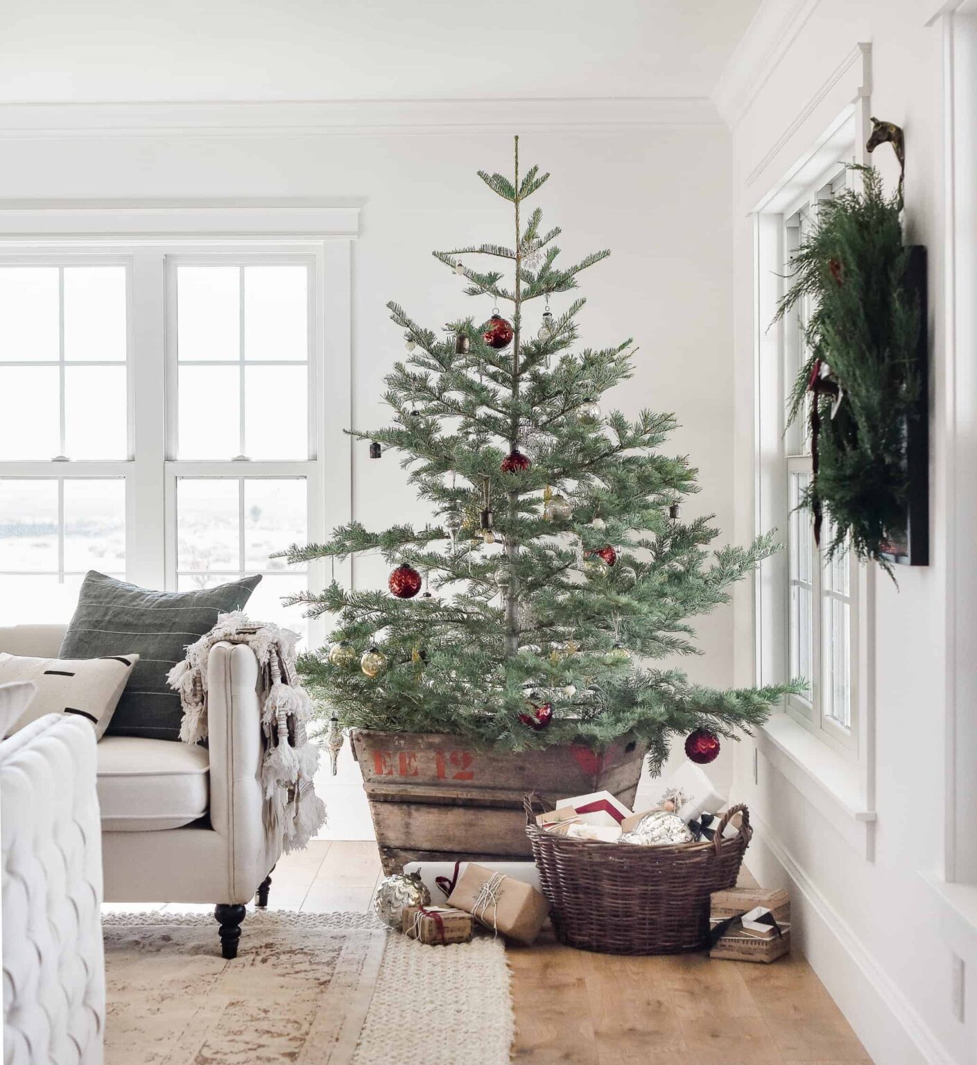 40+ Stunning Farmhouse Christmas Trees To Emulate In 2022