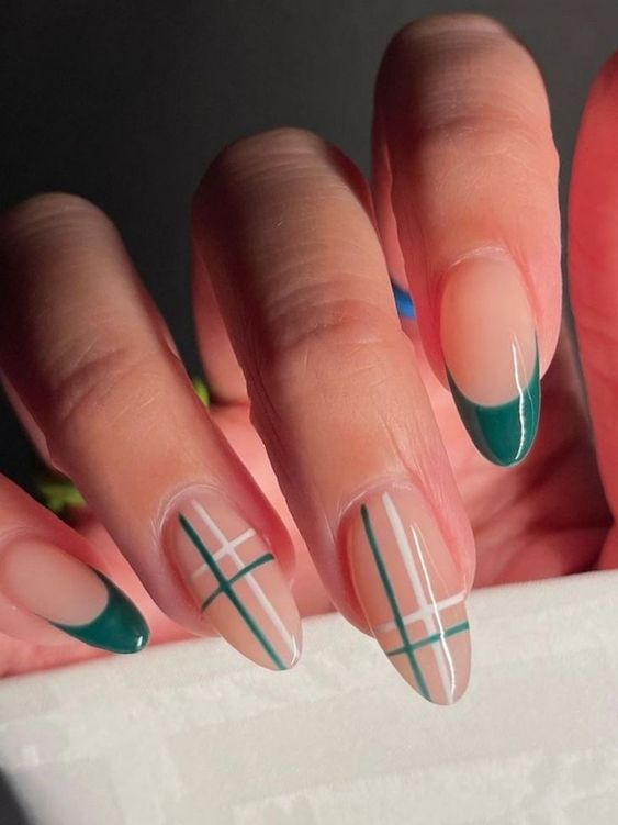 Emerald green nails and emerald green nail designs to try