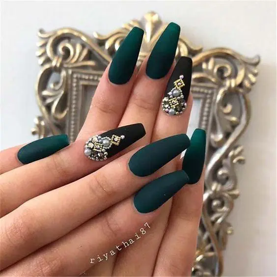 Emerald green nails and emerald green nail designs to try