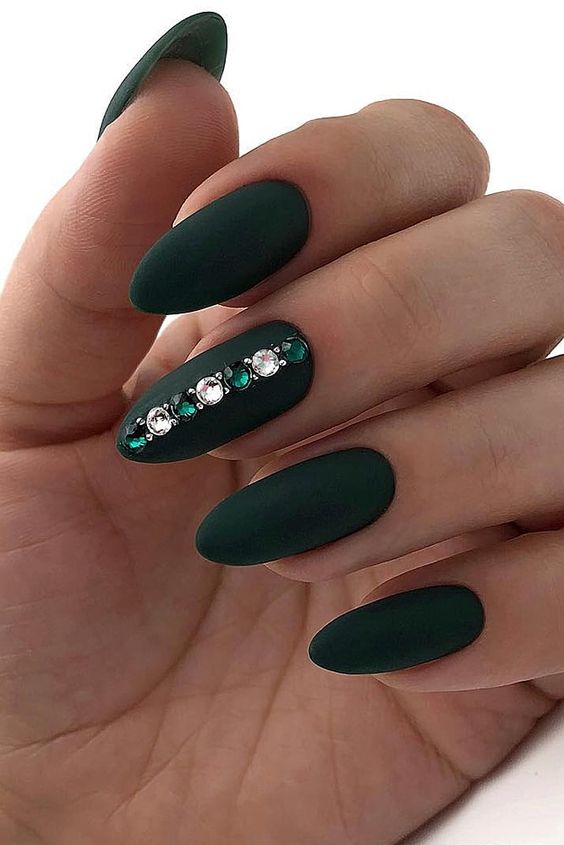 Emerald green nails and emerald green nail designs to try