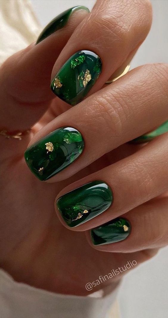 Emerald green nails and emerald green nail designs to try