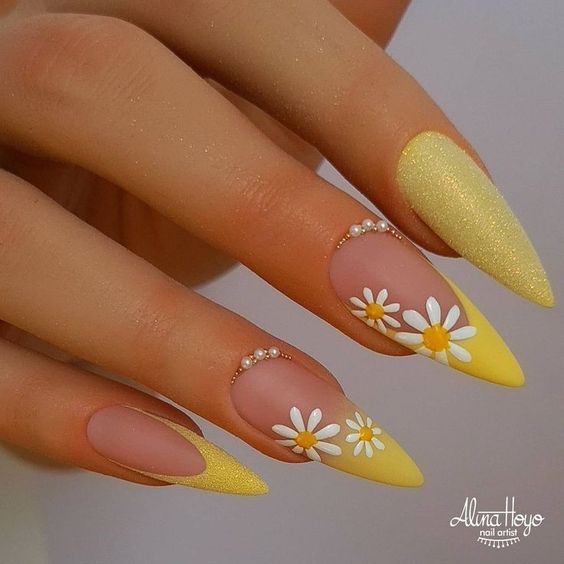 Daisy Flower Nail Design