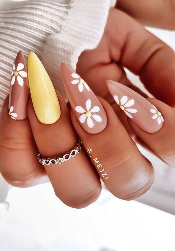 The best daisy nails and daisy nail designs for a delicate manicure