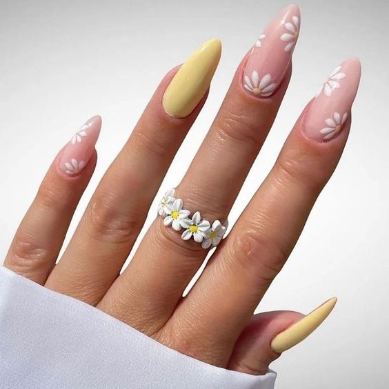 The best daisy nails and daisy nail designs for a delicate manicure