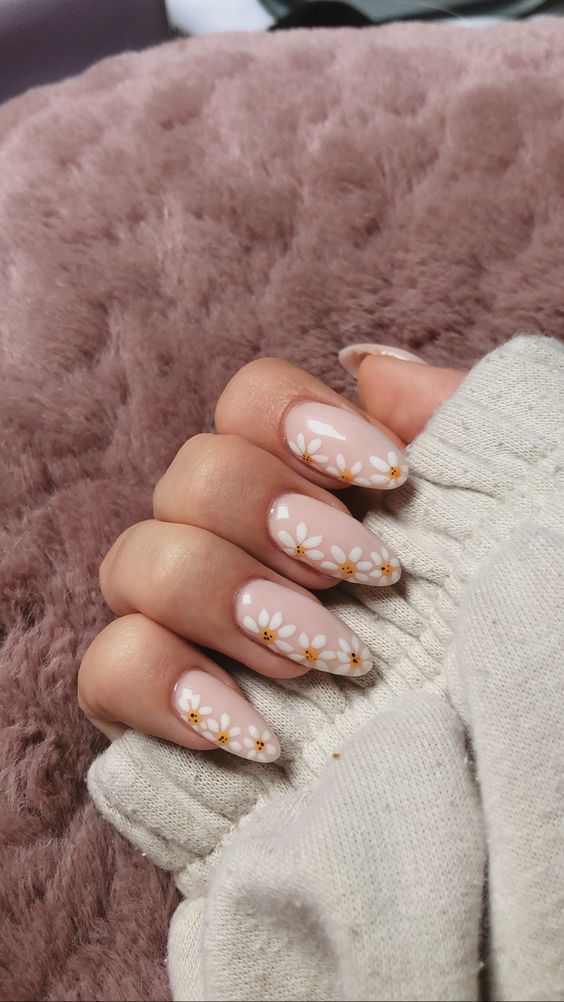 The best daisy nails and daisy nail designs for a delicate manicure