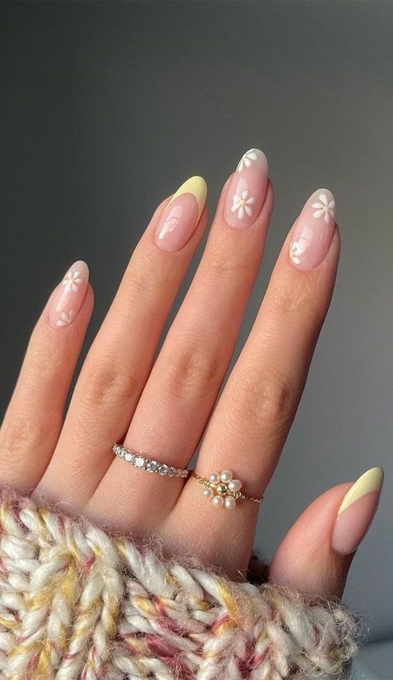 The best daisy nails and daisy nail designs for a delicate manicure