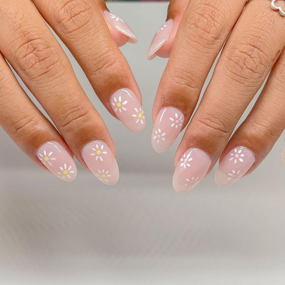 The best daisy nails and daisy nail designs for a delicate manicure