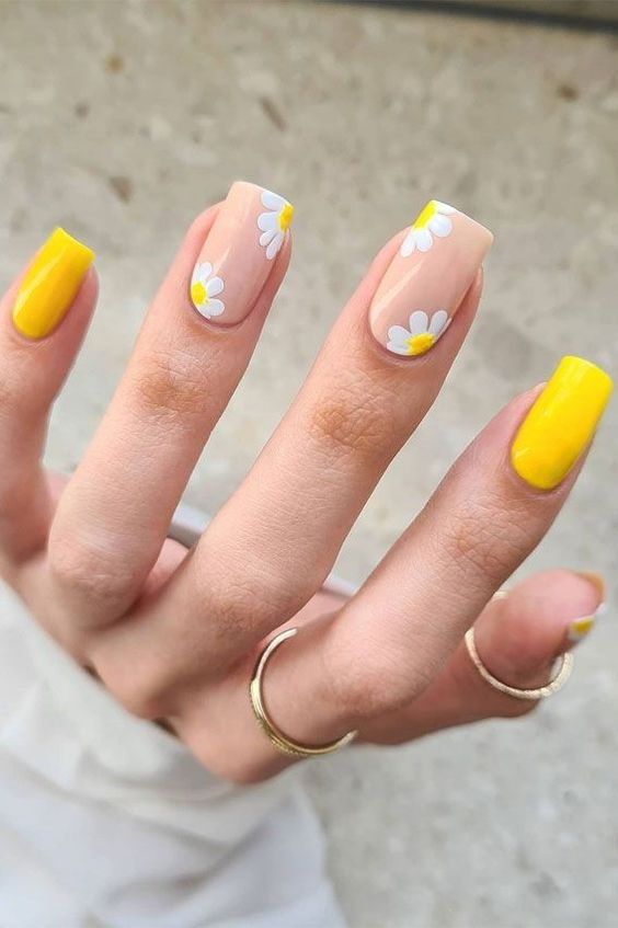 The best daisy nails and daisy nail designs for a delicate manicure